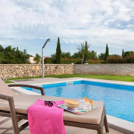 Villa Spacious Detached With Private Pool, Very Private, Covered Patio