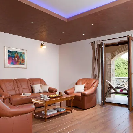 Spacious Detached With Private Pool, Very Private, Covered Patio Radetići