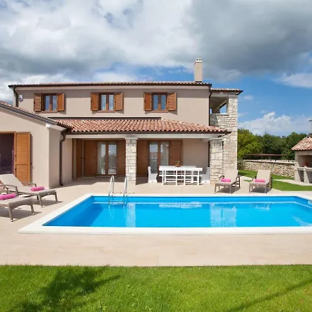 Villa Spacious Detached With Private Pool, Very Private, Covered Patio *