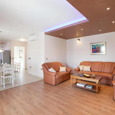 Spacious Detached With Private Pool, Very Private, Covered Patio