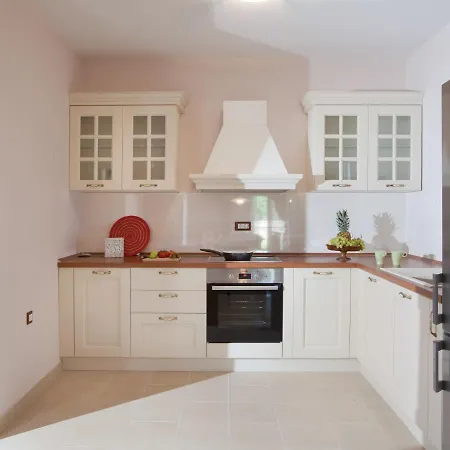 Spacious Detached With Private Pool, Very Private, Covered Patio Villa