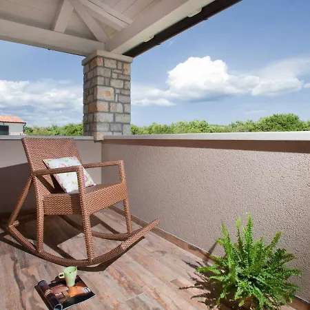 Spacious Detached With Private Pool, Very Private, Covered Patio
