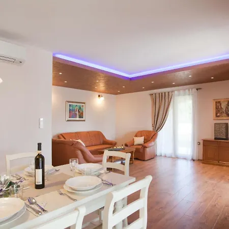 Spacious Detached With Private Pool, Very Private, Covered Patio Villa