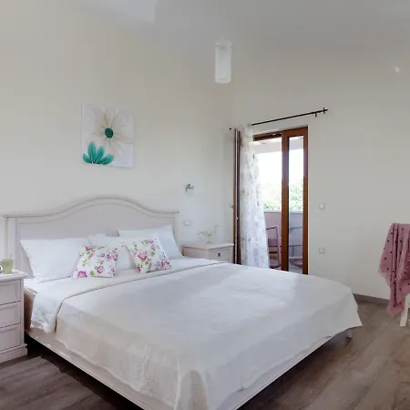 Villa Spacious Detached With Private Pool, Very Private, Covered Patio
