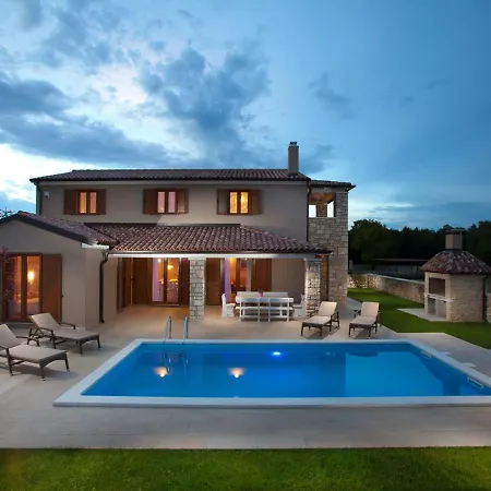Spacious Detached With Private Pool, Very Private, Covered Patio Radetići
