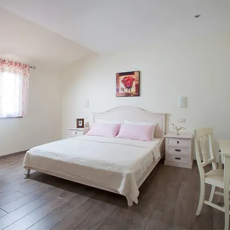 Spacious Detached With Private Pool, Very Private, Covered Patio *